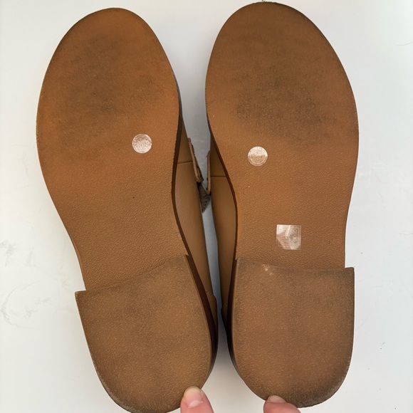 Chinese Laundry Tan & Cream Slip On Low Heel Loafers W/Gold Coin Women’s SZ 8M - Picture 6 of 8